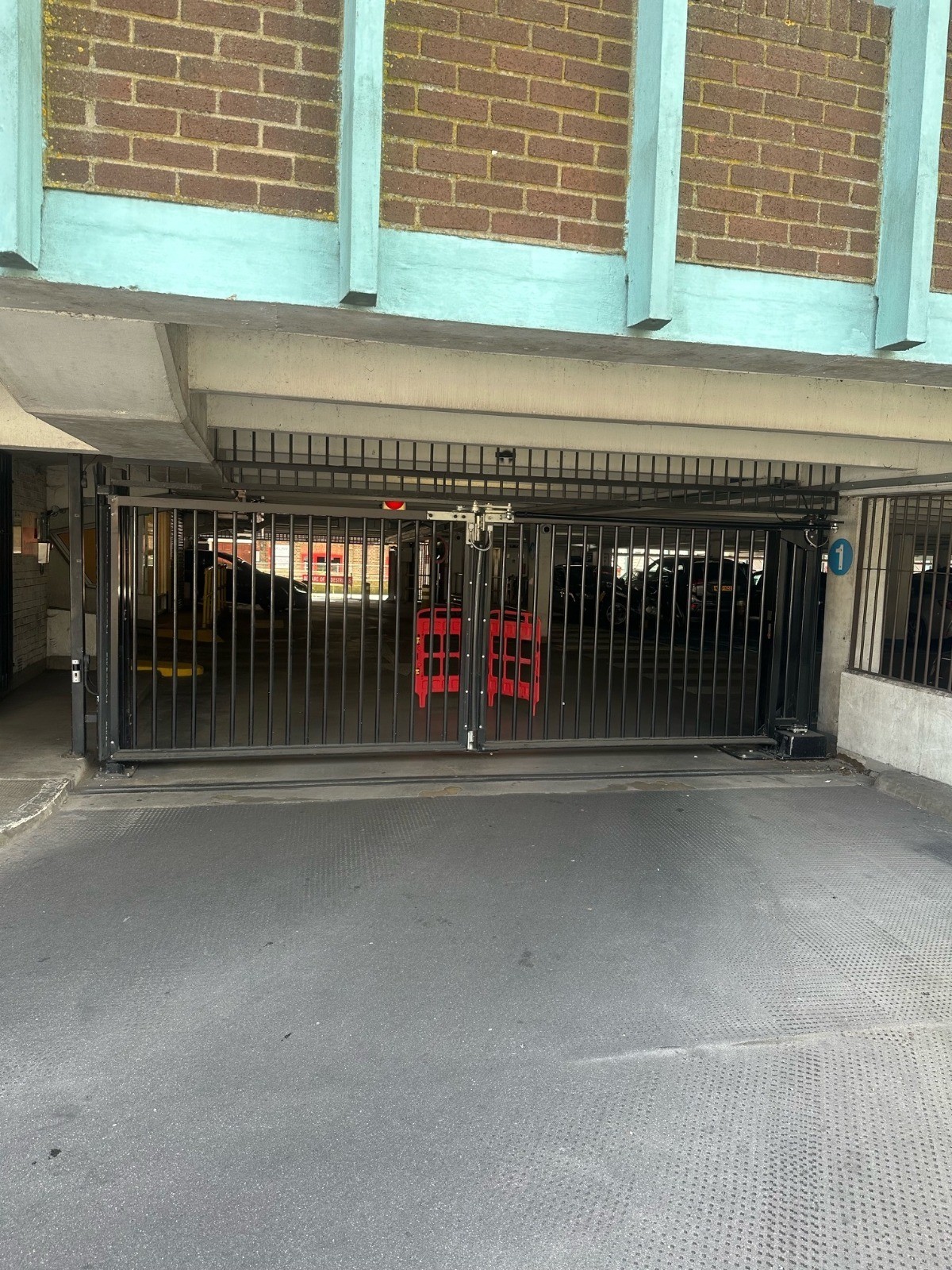 Automatic Gates & Doors / Industrial & Garage Doors & Shutters / Traffic Barriers